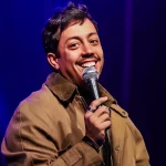 Renato Albani encerra temporada em São Paulo com espetáculo esgotado e sessão extra no Espaço Unimed